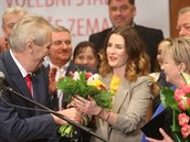 Prezident Zeman pedává kytici své dcei.