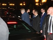 Prezident Zeman nasedá do pipravené limuzíny.