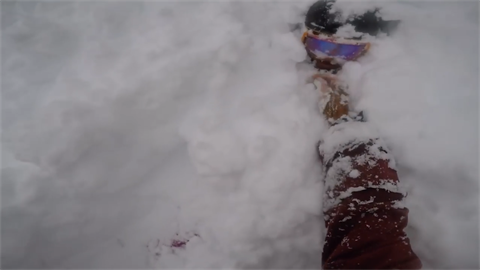 Snowboardista skoil do hlubokého snhu a bojoval o ivot.