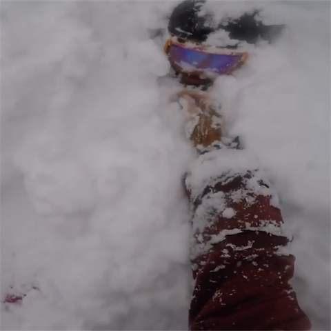 Snowboardista skočil do hlubokého sněhu a bojoval o život.