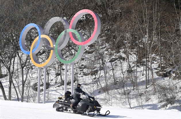 Olympijské kruhy u biatlonové trati.