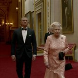 Krlovna Albta II. a Daniel Craig jako James Bond bhem scny vodnho ceremonilu zahjen letnch olympijskch her v Londn v roce 2012.