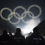 Olympiské kruhy zformované z dronů.