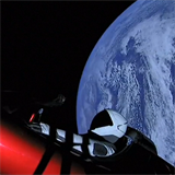 Tesla Roadster se prohání ve vesmíru.