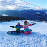 Na snowboardu jezdí obě její děti.