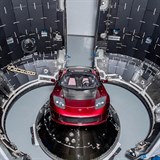 Tesla Roadster, kterou Elon Musk vyslal do vesmíru.