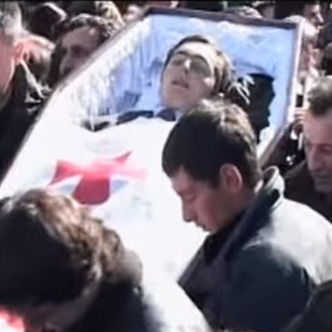 Kumaritaviliho v Gruzii pohbili jako nrodnho hrdinu.