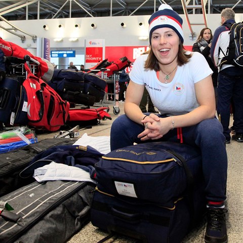 Eva Samkov pi odletu na olympidu do Koreje.