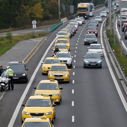 Takhle taxiki blokovali okol letit.