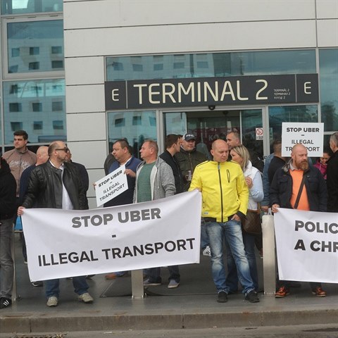 Takhle taxiki protestovali proti Uberu.