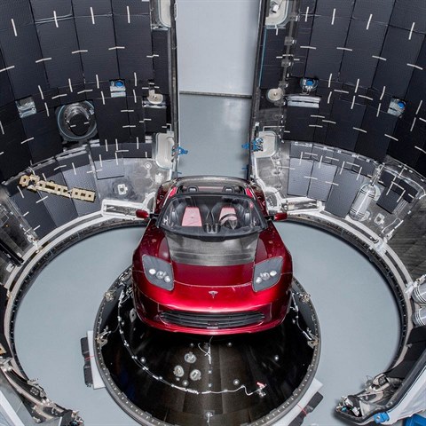 Tesla Roadster, kterou Elon Musk vyslal do vesmru.
