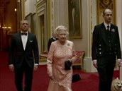 Královna Albta II. a Daniel Craig jako James Bond bhem scény úvodního...
