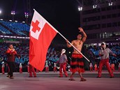 Vlajkonoš z ostrova Tonga se v korejské zimě procházel do půli těla,...