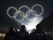Olympiské kruhy zformované z dron.