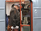 Mládek v se metrem pepravuje ve stoje.