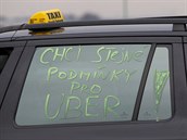 Podle taxiká mají idii Uberu mnohem píznivjí podmínky.