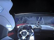 Starman letí vesmírem v Tesle Roadster.