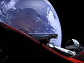 Starman letí vesmírem v Tesle Roadster.