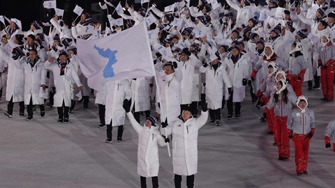 Výpravy KLDR a Jiní Koreje ly pi zahajovacím ceremoniálu pod jednou vlajkou....