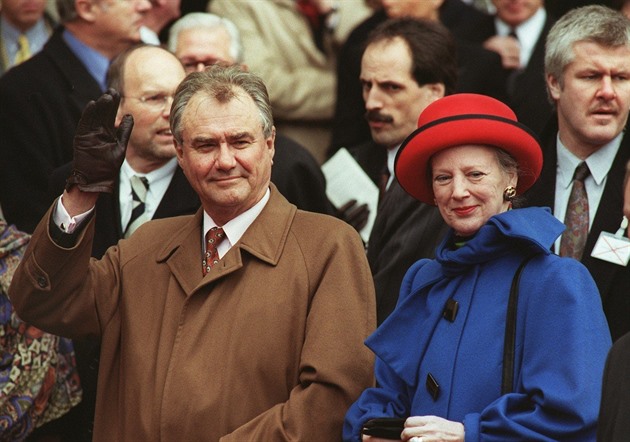Princ Henrik s královnou na archivním snímku z roku 1998.