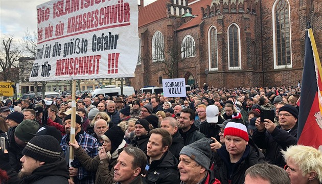 V Chotbuzi protestovalo tisíce lidí.