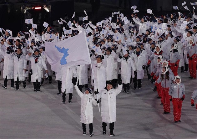 Výpravy KLDR a Jižní Koreje šly při zahajovacím ceremoniálu pod jednou vlajkou....