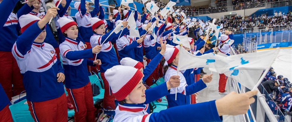 Roztleskávaky z KLDR jsou atrakcí olympiády.