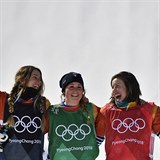 Eva Samková (vpravo) ve společnosti tří nejlepších závodnic olympiády ve...