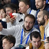 Jan Kovář, Michal Vondrka a Petr Koukal sledují olympijské závody v...