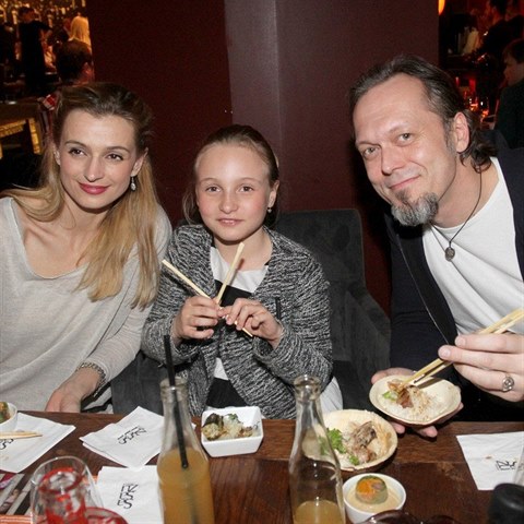 Manel Ivana Jireov a Viktor Dyk s Ivaninou dcerou Sofi.