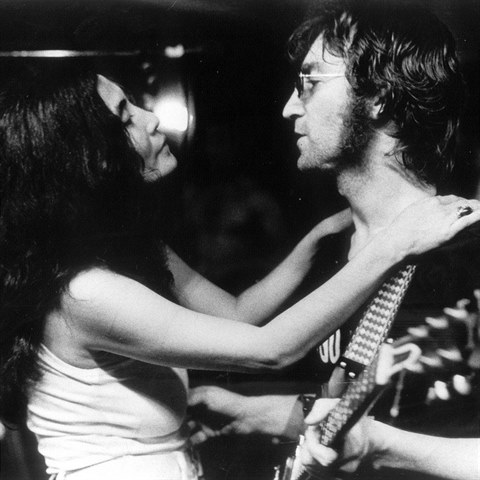 Po seznmen s Yoko John Lennon prohlsil, e teprve poznal, co je to lska.