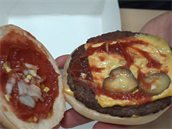 Expres testoval nový burger v McDonald´s.