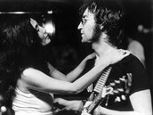 Po seznámení s Yoko John Lennon prohlásil, e teprve poznal, co je to láska.