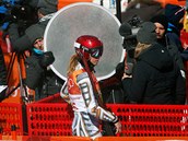 Ester Ledecká eká na výsledky superobího slalomu.