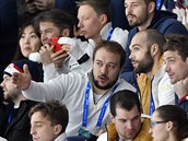 Jan Ková, Michal Vondrka a Petr Koukal sledují olympijské závody v...