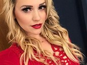 Kámoce pedchozí hrdinky film pro pány z Palm Springs se jmenuje Mia Malkova,...