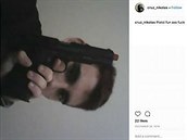 Na instagramu se útoník chlubil fotkami se zbraní.