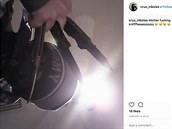 Na instagramu se útoník chlubil fotkami se zbraní.