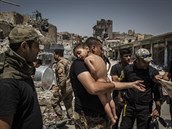 Bitva o Mosul, 12.7. 2017. Vojáci zachránili chlapce z oblasti ovládané...