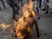 Demonstrant z Venezuely se snaí zachránit ped uhoením.