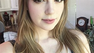Od chvíle, co si Dolly Leigh nechal p�ifouknout hrudník, stoupá její hv�zda...