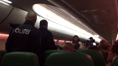 Kvli pozdviení na palub letadla zpsobenému prdícím muem zasahovala policie.