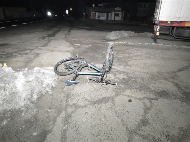 Opilý cyklista narazil do zmrzlé vrstvy snhu a upadl na silnici.