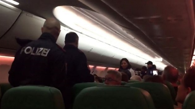 Kvli pozdviení na palub letadla zpsobenému prdícím muem zasahovala policie.