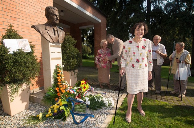 Sonja Baová u památníku Tomáe Bati ve Zlín.