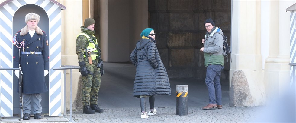 Katy Perry jde na obhlídku Praského hradu.