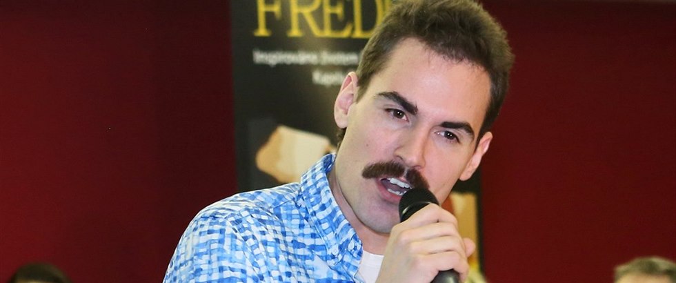 Michal Kluch má i pohyby jako Freddie Mercury.