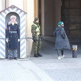 Katy Perry jde na obhlídku Pražského hradu.