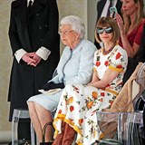 Britská královna Alžběta II.a Anna Wintour, která vede americký Vogue.
