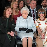Londýnský týden módy navštívila sama královna Alžběta II.